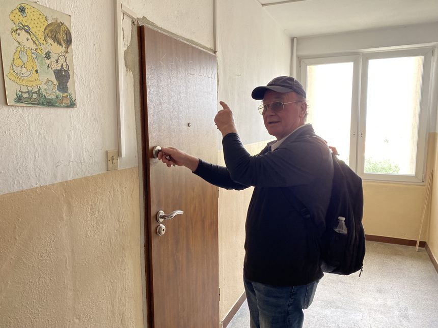 Krzysztof Stachowiak próbuje dostać się do swojego mieszkania, które zajęli dzicy lokatorzy.