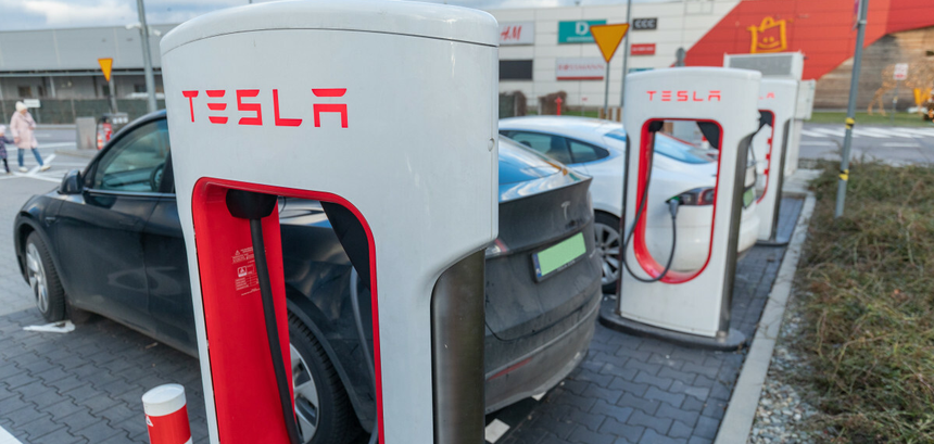 Ładowanie samochodu elektrycznego