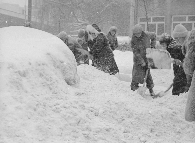 Mieszkańcy odśnieżający chodnik w Warszawie 30.01.1979
