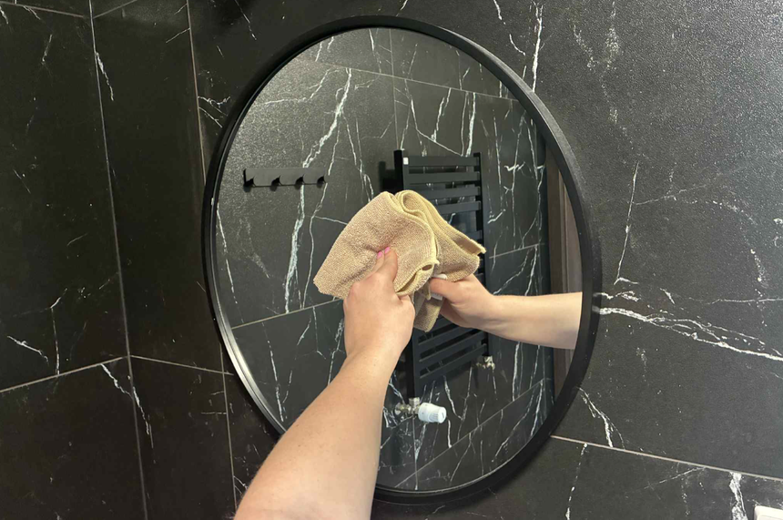 Jak pozbyć się odcisków palców z lustra