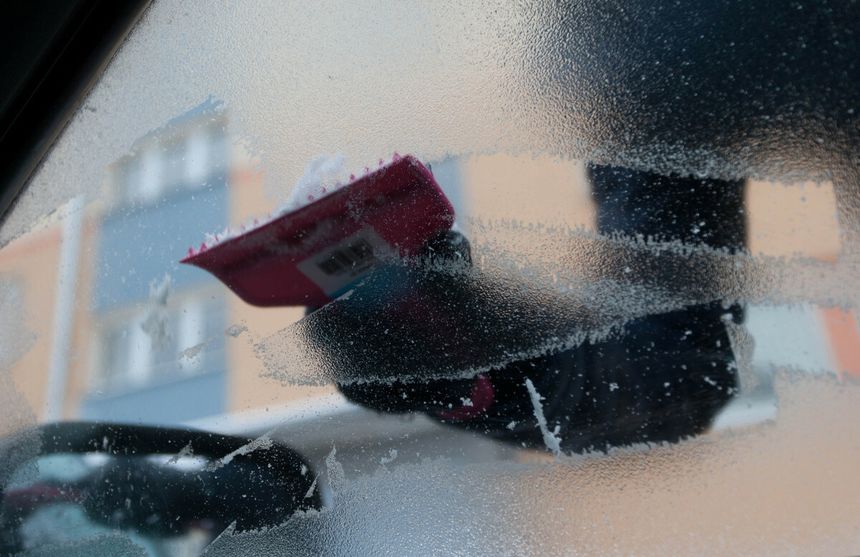 Zamarznięta szyba w samochodzie