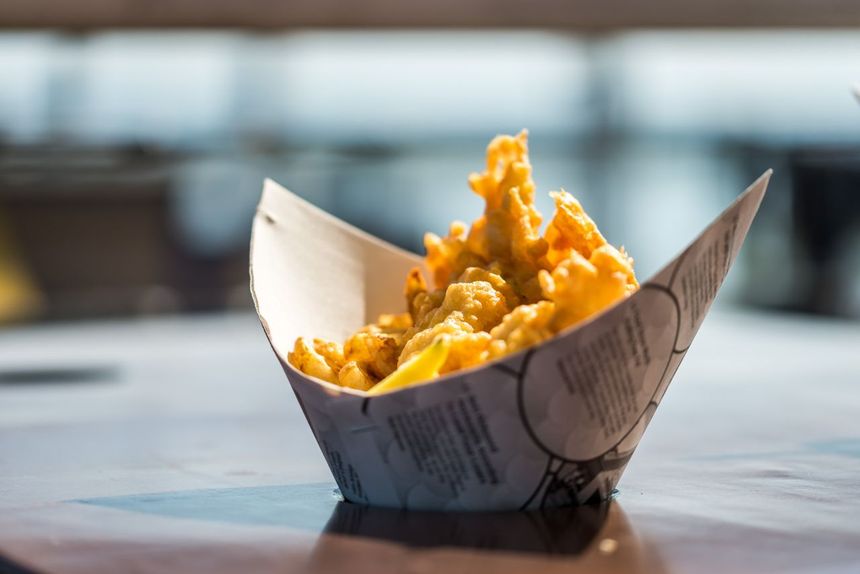 smażone kawałki ryby, pyszna przekąska street food