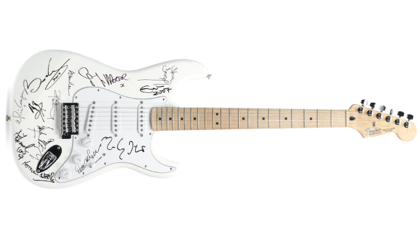 Gitara z podpisami Erica Claptona, Jimmy'ego Page'a i Gary'ego Moor…