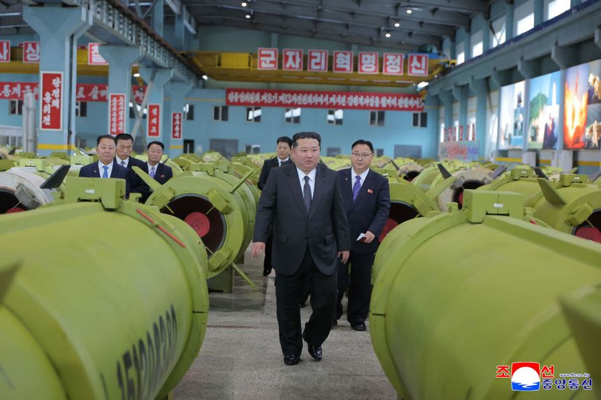 Korea Północna. Kim Dzong Un w fabryce rakiet balistycznych