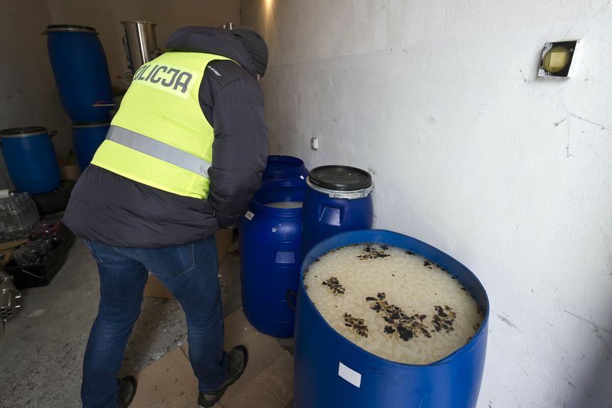 policja likwiduje nielegalną bimbrownię
