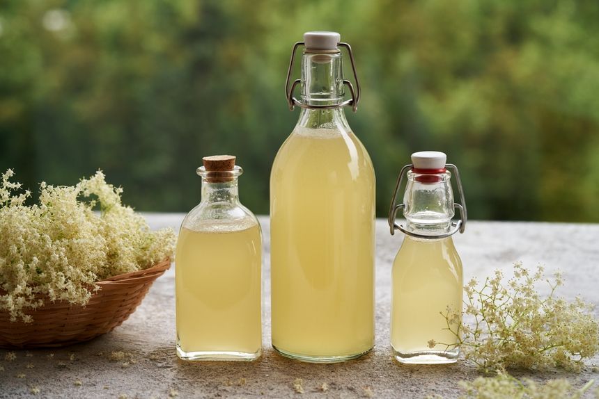 Shutterstock: syrop z kwiatów czarnego bzu