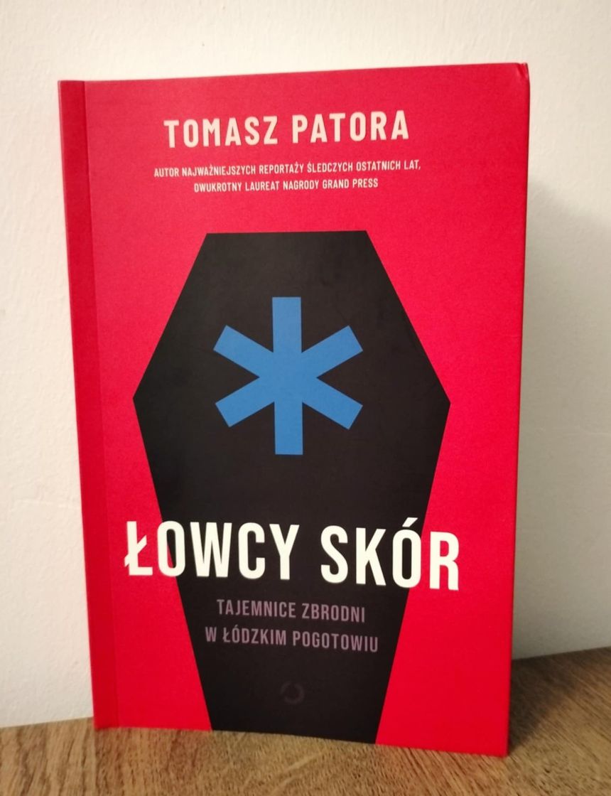 Okładka książki “Łowcy skór. Tajemnice zbrodni w łódzkim pogotowiu”