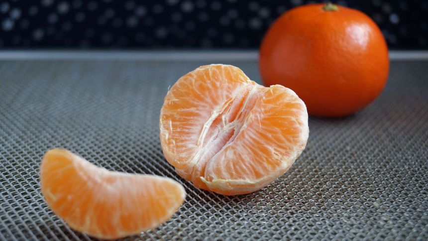 Jeśli chcesz, sk&oacute;rki z mandarynki przygotuj tak samo, jak kandyzowaną sk&oacute;rkę pomarańczy.