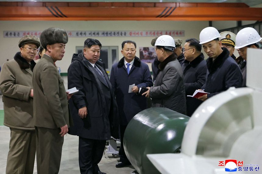 Korea Północna, Kim Dzong Un odwiedza fabrykę rakiet balistycznych