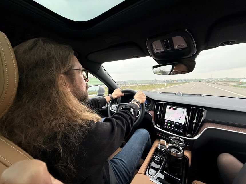 Jak się jeździ Volvo V60 T8 AWD?