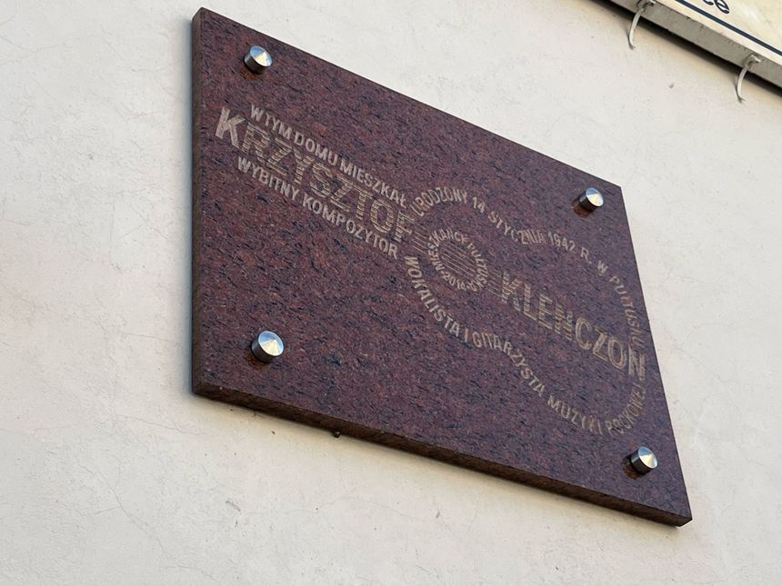 Tablica informacyjna na budynku. Fot. Radiopogoda.pl
