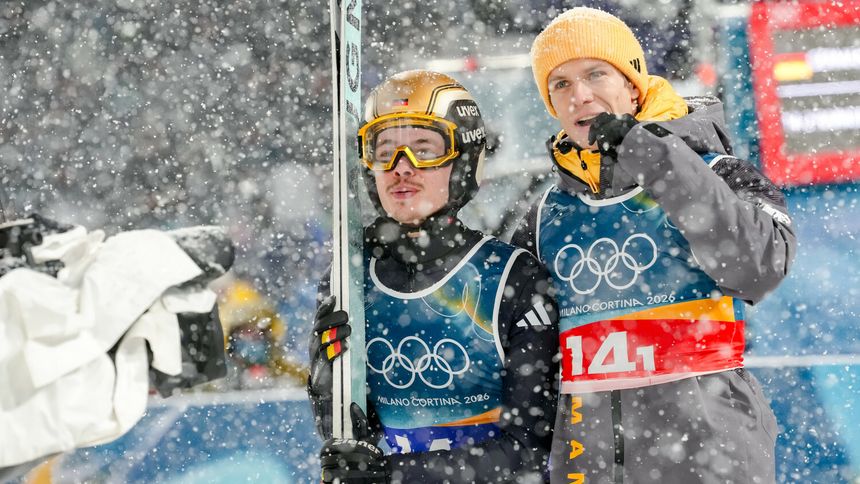 Philipp Raimund i Andreas Wellinger podczas poniedziałkowego konkursu duetów w skokach narciarskich w Predazzo