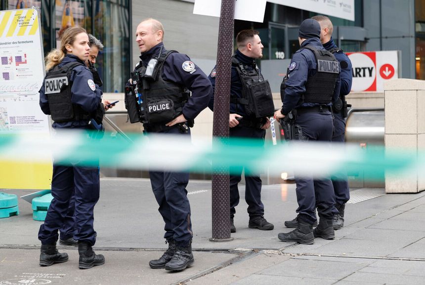 Policja przed wejściem do stacji Bibliothèque François-Mitterrand