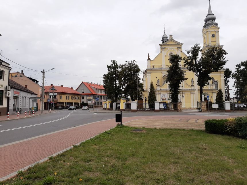 Plac przed kościołem w Szczucinie, gdzie Iwona Cygan rozdzieliła się z przyjaciółką