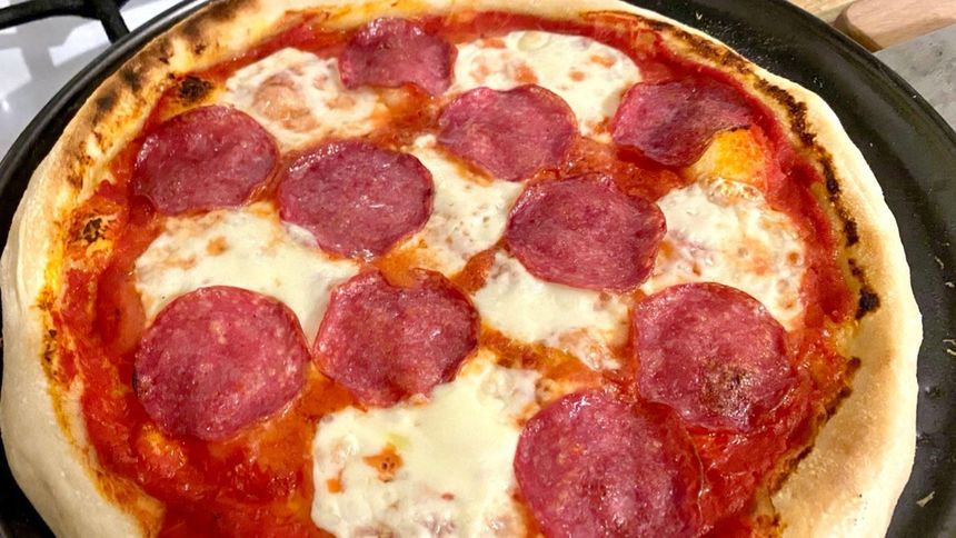 Tak prezentuje się pizza wypieczona w domowym piekarniku.