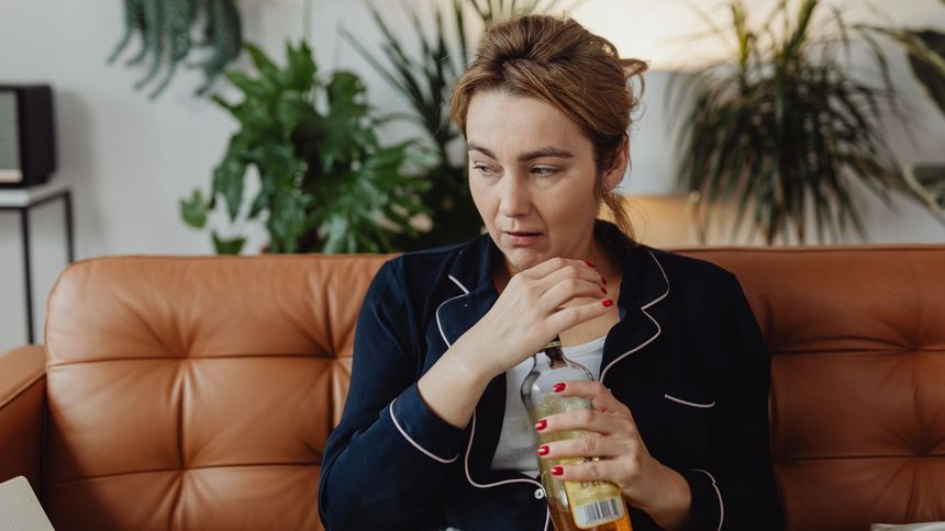 Problem nadużywania alkoholu dotyczy wielu grup społecznych. Wykształcenie czy majątek nie mają znaczenia.