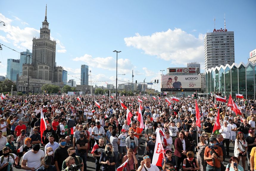 Mieszkańcy stolicy oddają cześć uczestnikom Powstania Warszawskiego