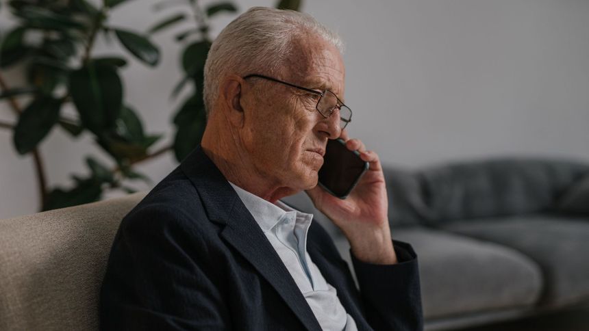 Zdarza się, że po kontakcie telefonicznym oszuści odwiedzają senior&oacute;w w domu, kradnąc kosztowności zgromadzone w mieszkaniu.