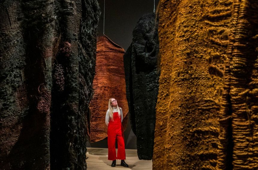 Wystawa prac Magdaleny Abakanowicz w muzeum Tate w Londynie
