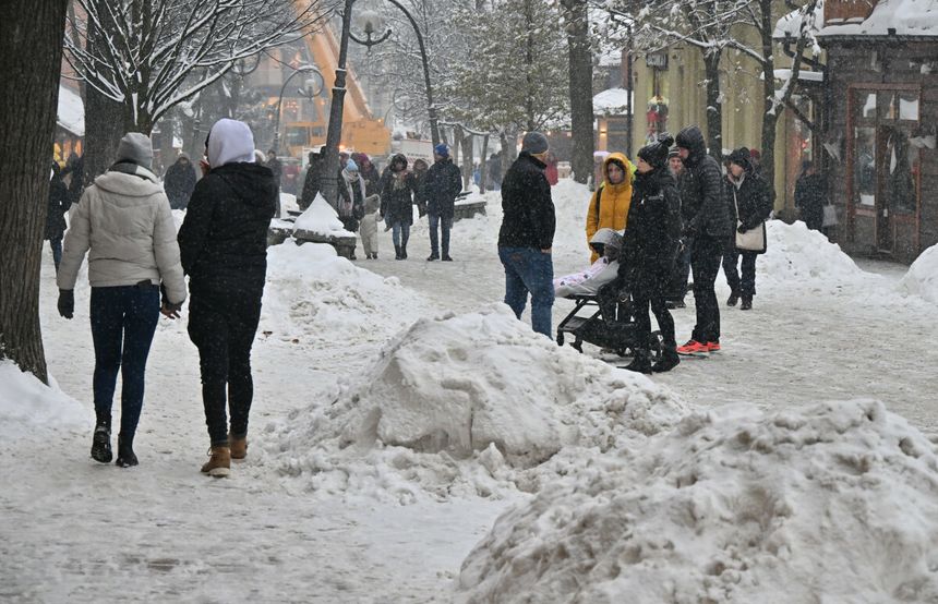 Zakopane i Krupówki zimą. Turystów odstraszają wysokie ceny i pogoda