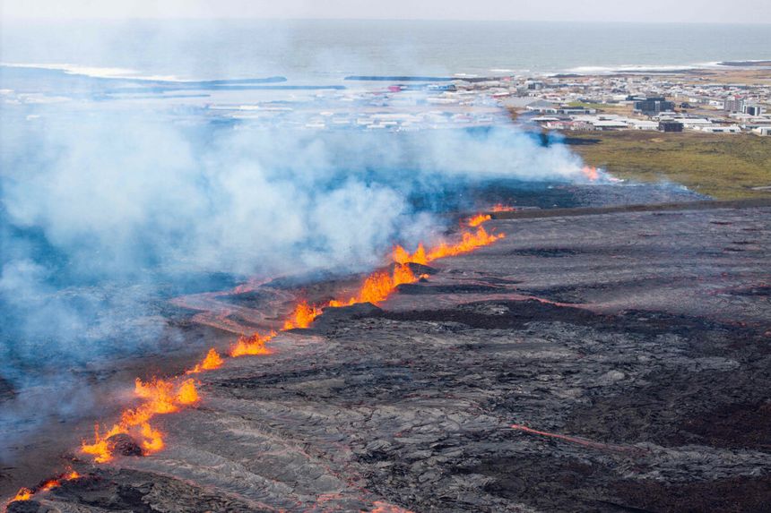Islandia, erupcja wulkanu, płynie lawa