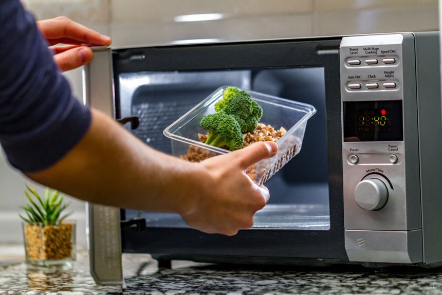 Plastikowe opakowanie w mikrofalówce