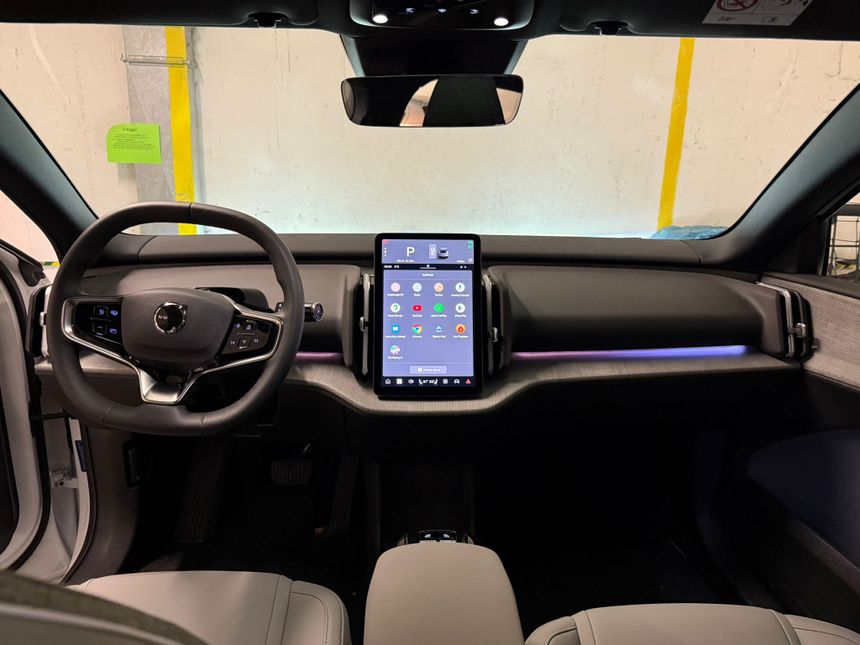 Auto nie posiada zegarów za kierownicą