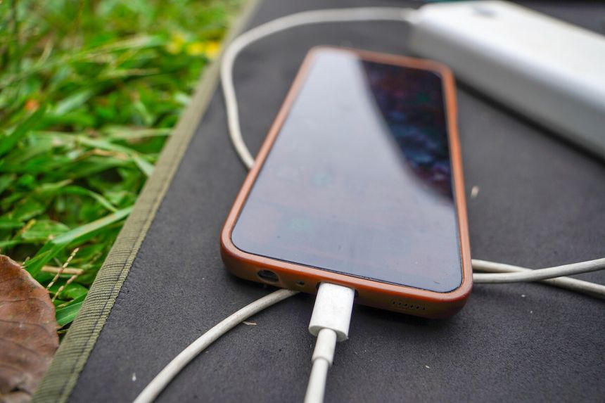 Ładowanie telefonu - materiał poglądowy