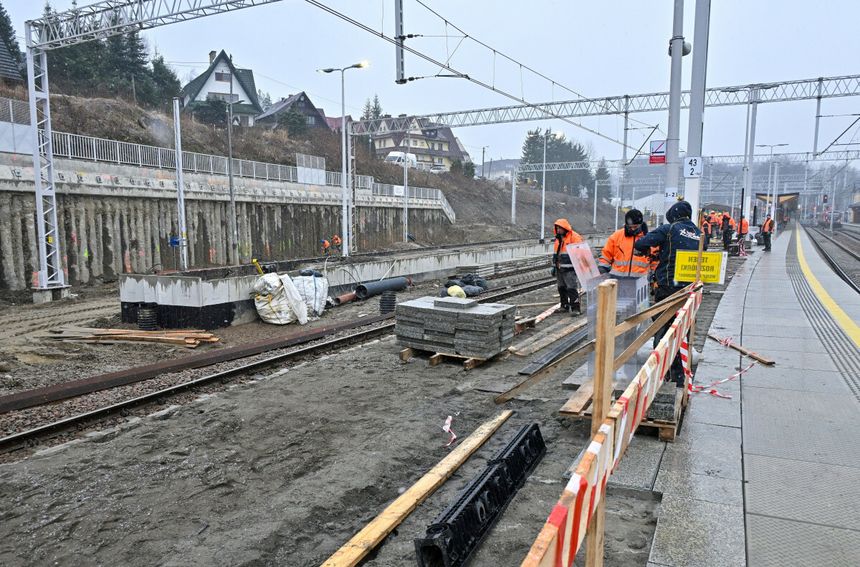 Remont zapadniętego peronu na dworcu w Zakopanem