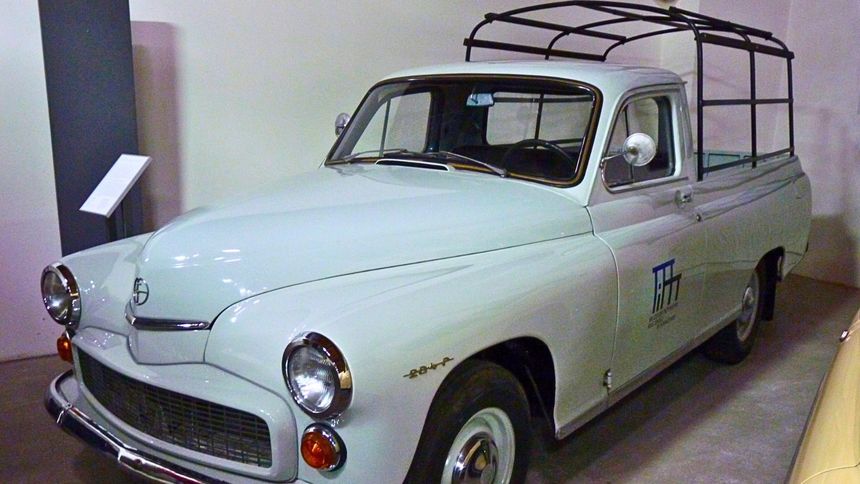 FSO Warszawa przygotowano m.in. w wersji pickup. Elementy wykorzystywano w pojazdach rolniczych.