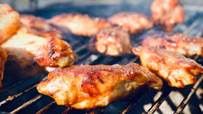 Kurczak wymaga takiej samej temperatury wewnętrznej w każdych warunkach. Bez względu na to, czy przygotowujemy go w domu, czy na grillu.