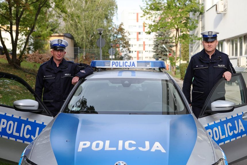 policjanci, którzy pomogli 56-latkowi