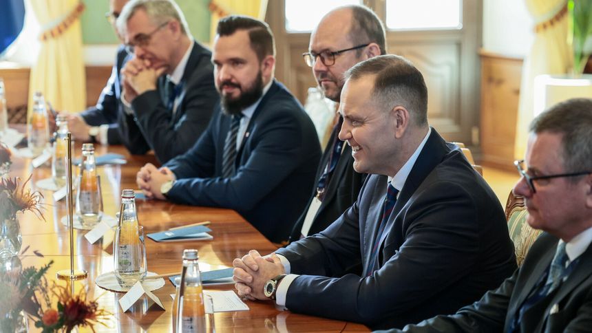  Wizyta oficjalna Prezydenta RP Karola Nawrockiego w Republice Slowackiej. Rozmowy plenarne delegacji. N/z: Jaroslaw Debowski, Marcin Przydacz, Karol Nawrocki