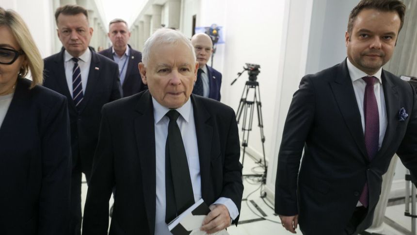 Prezes PiS Jarosław Kaczyński z posłami Prawa i Sprawiedliwości 