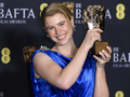 Aktorka Jessie Buckley ze statuetką dla najlepszej aktorki pierwszoplanowej w filmie 