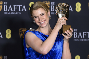 Aktorka Jessie Buckley ze statuetką dla najlepszej aktorki pierwszoplanowej w filmie 