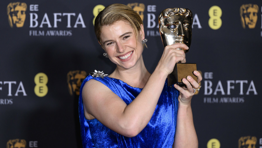 Aktorka Jessie Buckley ze statuetką dla najlepszej aktorki pierwszoplanowej w filmie 