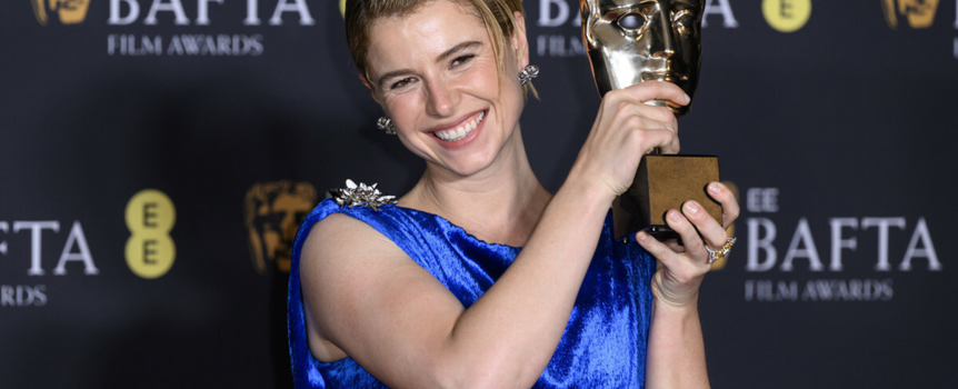 Aktorka Jessie Buckley ze statuetką dla najlepszej aktorki pierwszoplanowej w filmie 