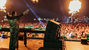 Scena Sunrise Festival. W tle bawiąca się publiczność.