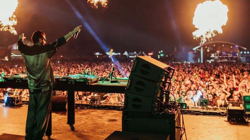 Scena Sunrise Festival. W tle bawiąca się publiczność.