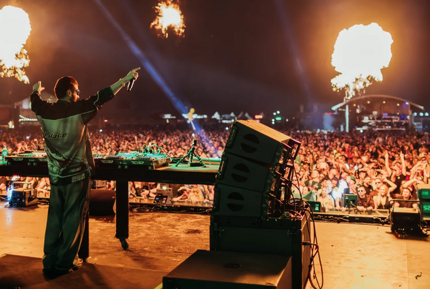 Scena Sunrise Festival. W tle bawiąca się publiczność.