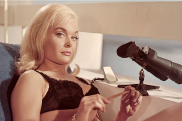 Goldfinger - Shirley Eaton -  kadr z filmu