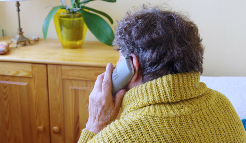 Telefonująca seniorka