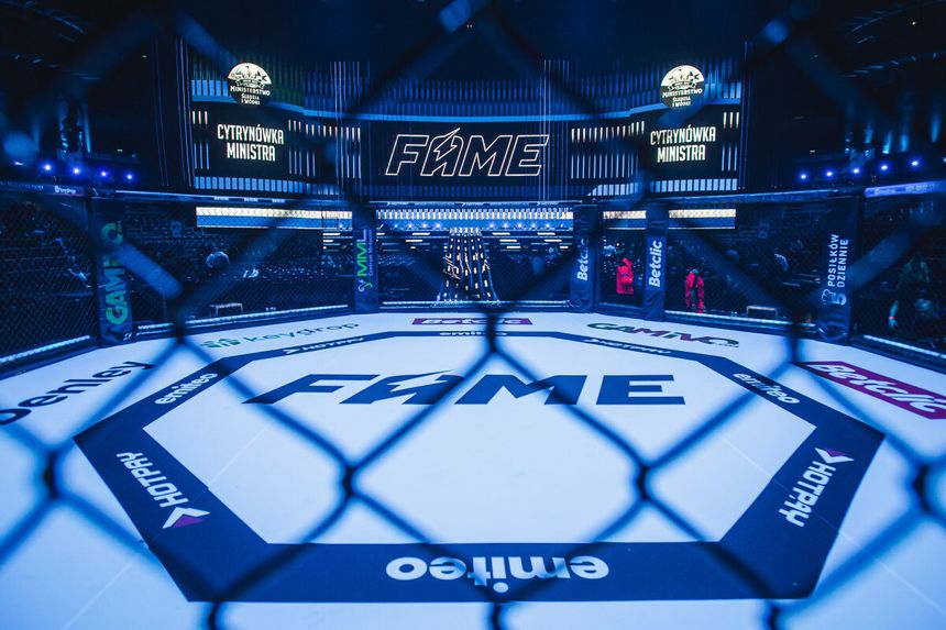 Oktagon FAME MMA, w tle telebim i publiczność.
