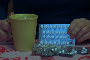 kobieta trzyma w dłoni leki