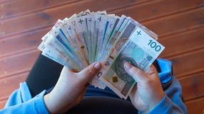 Banknoty trzymane w dłoni