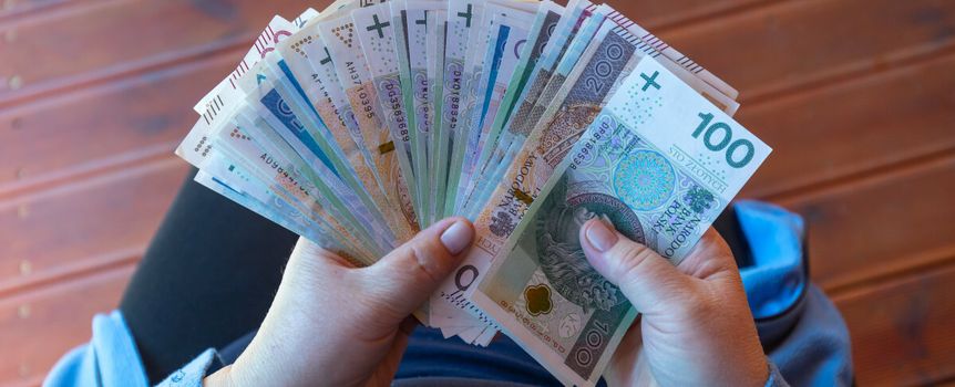 Banknoty trzymane w dłoni