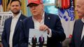 Donald Trump pokazuje zdjęcie ze spotkania z Władimirem Putinem