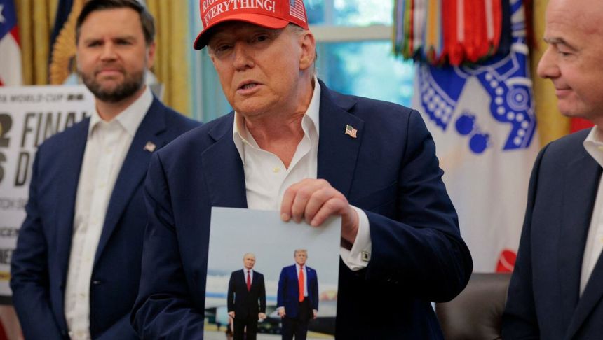 Donald Trump pokazuje zdjęcie ze spotkania z Władimirem Putinem
