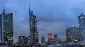 Varso Tower po zmroku